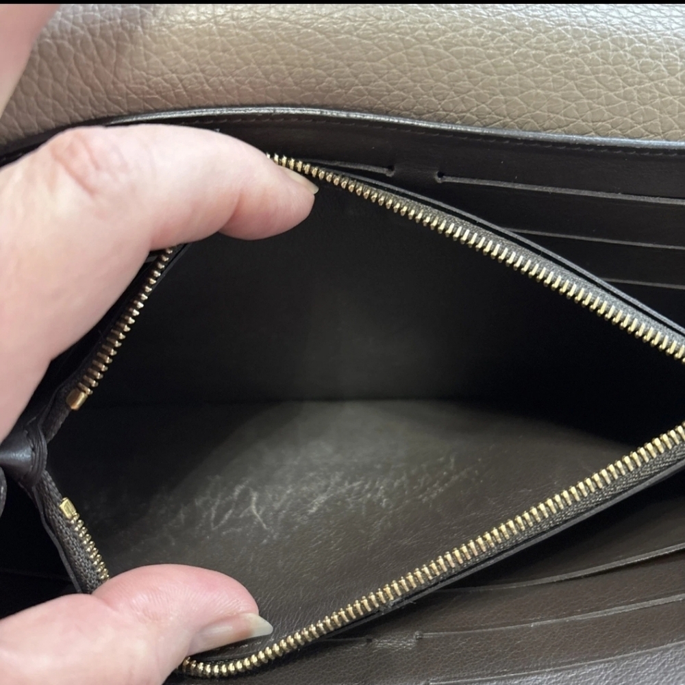 Certified Authentic Louis Vuitton Cream Leather Wallet with Gold LV Logo - Picture 9 of 11